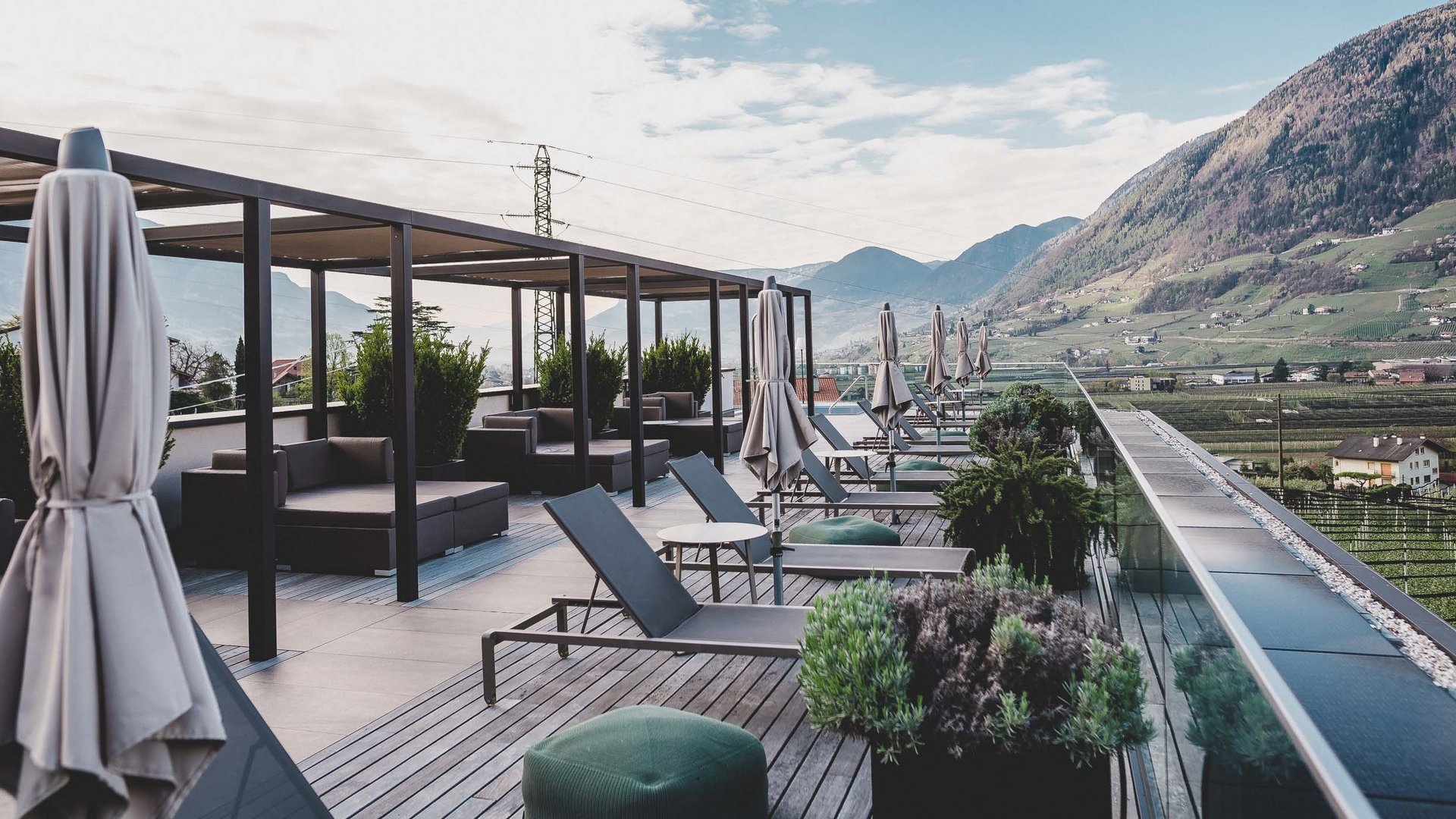 Looking for a hotel with a rooftop terrace in Meran?