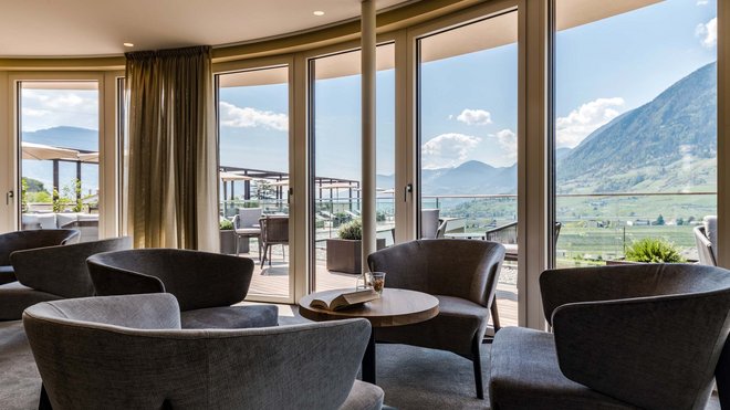 Looking for a hotel with a rooftop terrace in Meran?