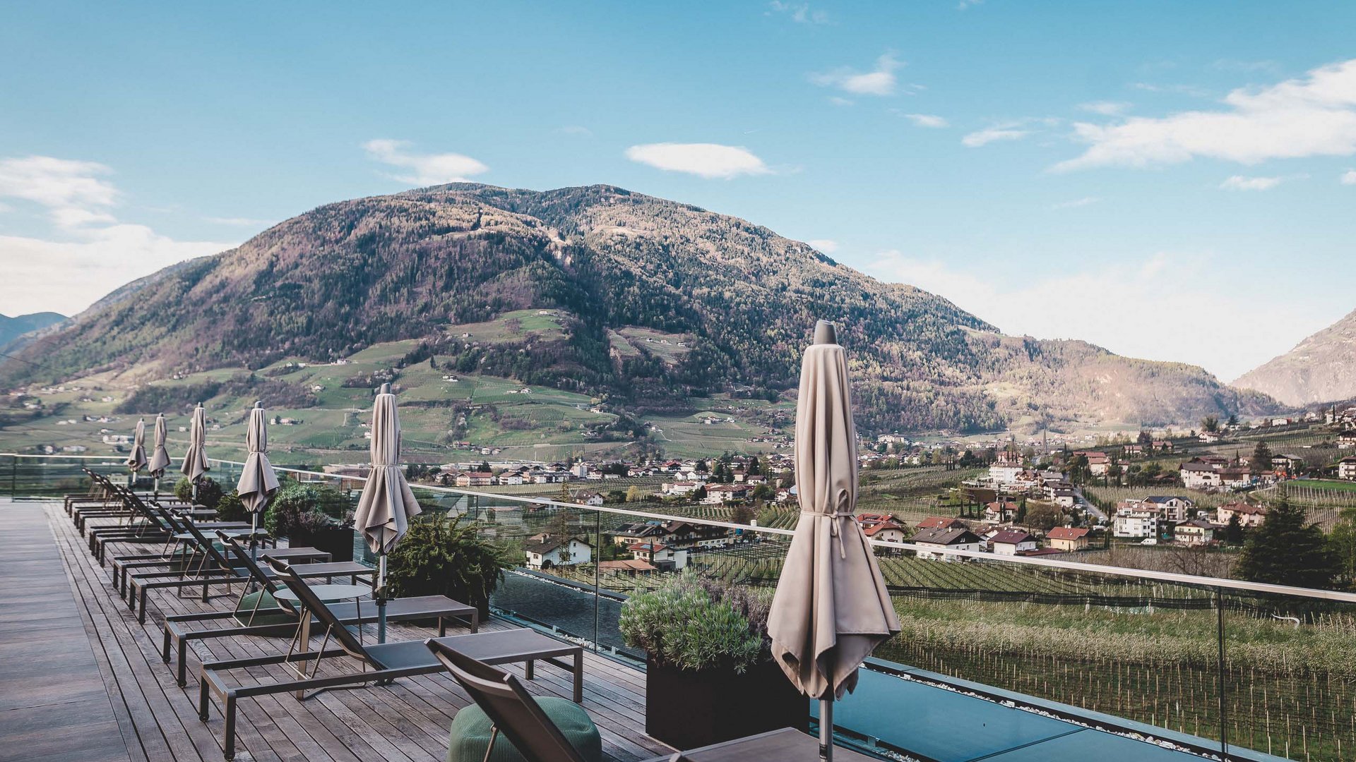 Looking for a hotel with a rooftop terrace in Meran?