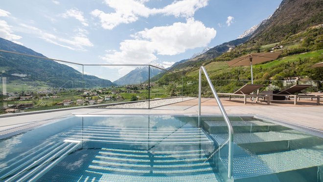 Looking for a hotel with a rooftop terrace in Meran?