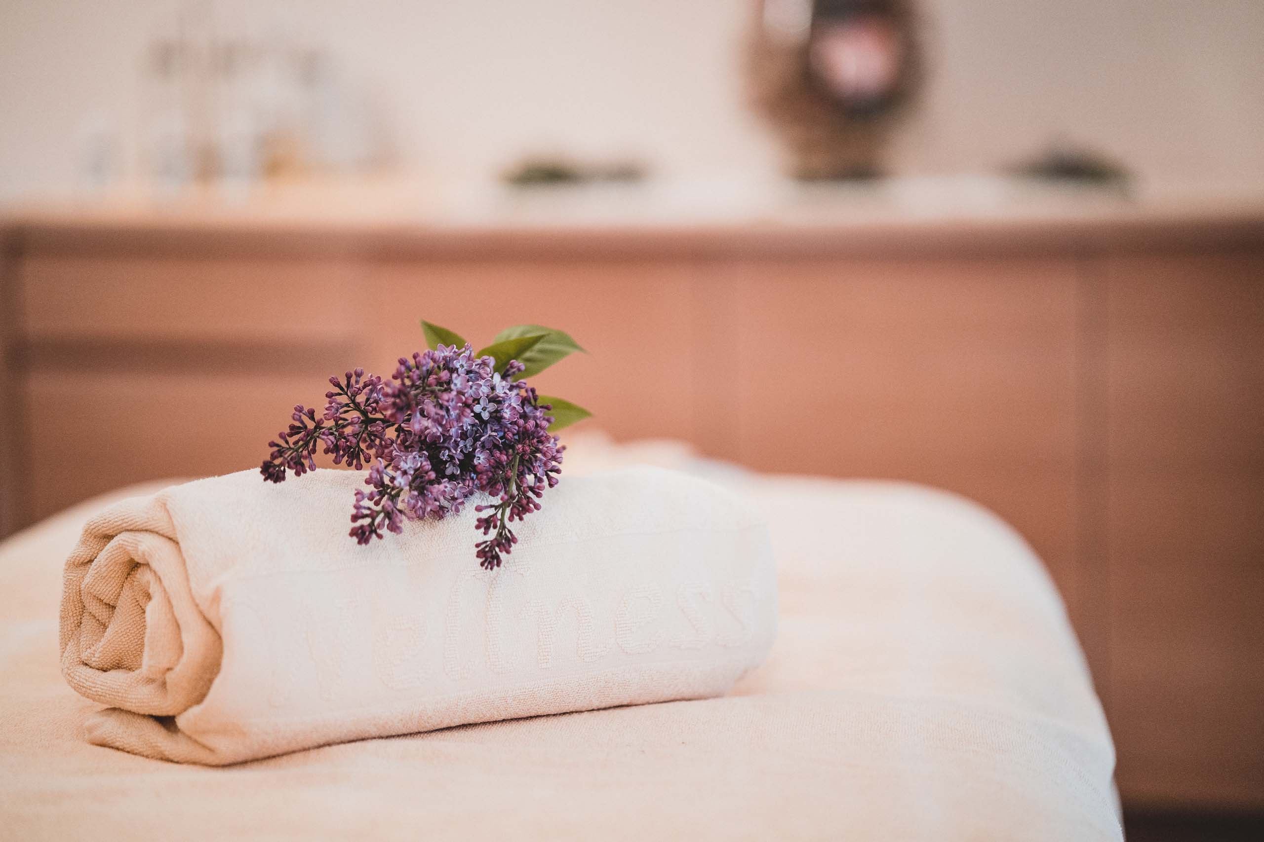 Gerolltes Handtuch mit Lavendelblüten in der Klosteroase des Hotel Wessobrunn in Meran