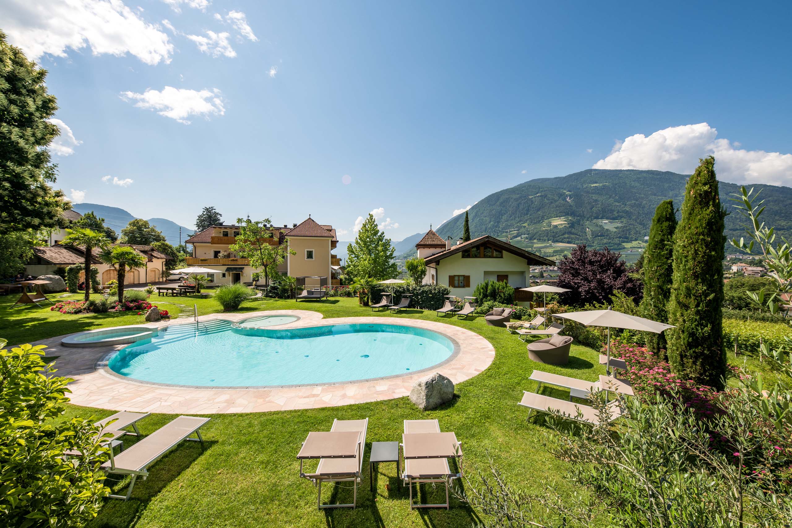 Solarbeheizter Panoramapool im mediterranen Garten des Hotel Wessobrunn in Meran
