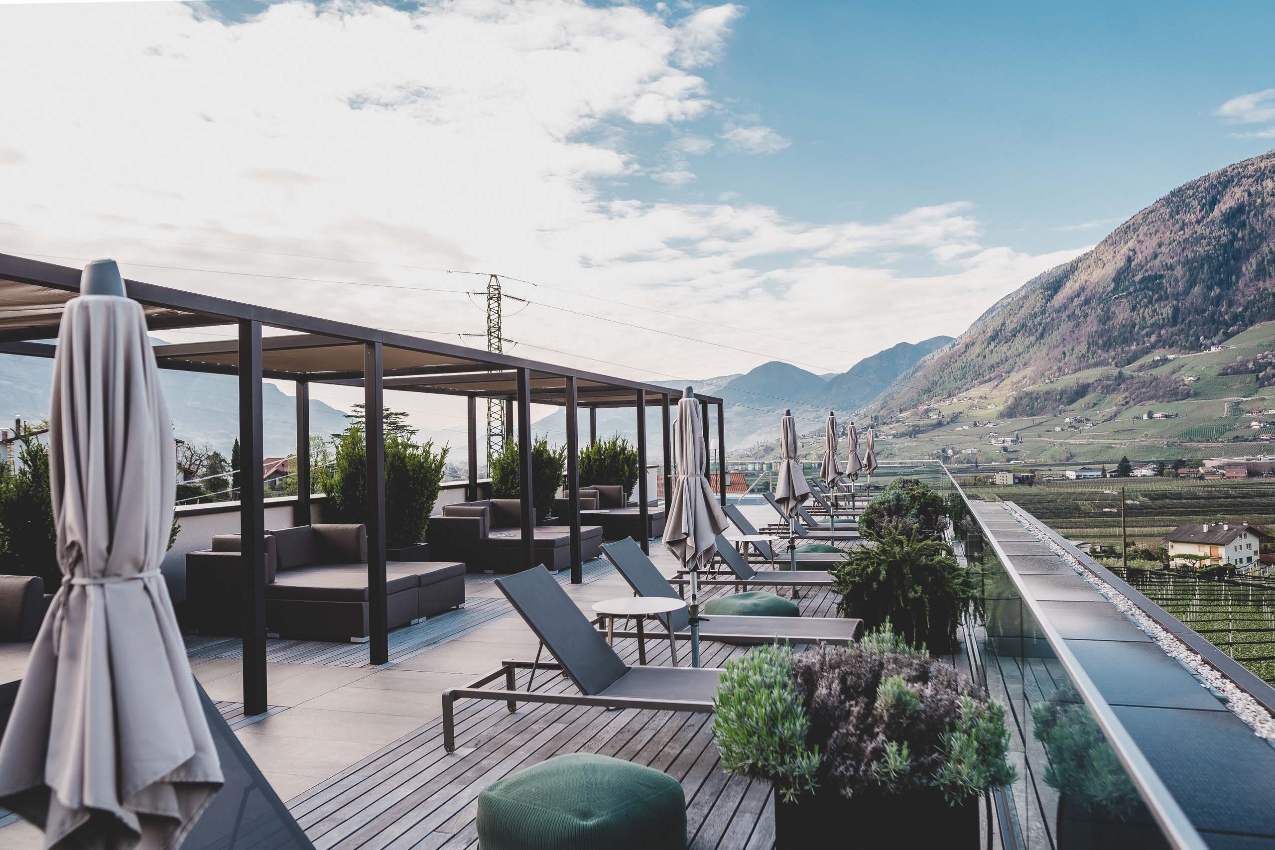 Dachterrasse mit Pergola, Whirlpool und Liegen im Hotel Wessobrunn in Meran